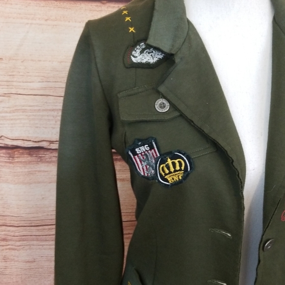 Green Art-detailed Jacket - Picture 2 of 10